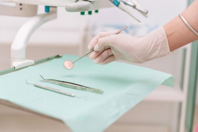 outils utilisés par des dentistes 